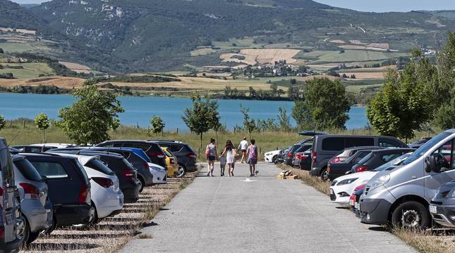 Parking de la bahía de Lerate este jueves por la tarde, con casi 300 plazas de estacionamiento regulado a orillas del embalse de Alloz.