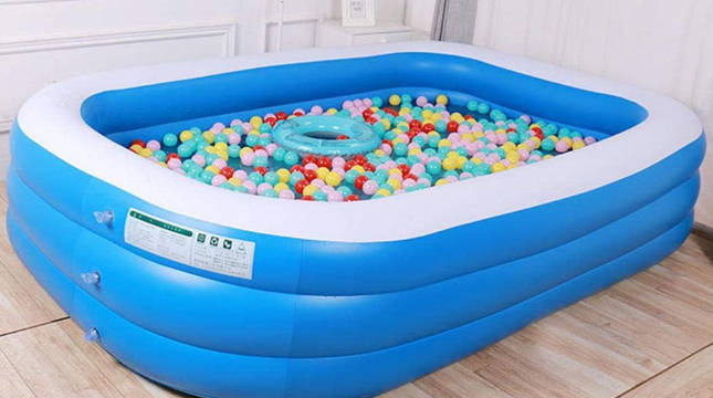 Una piscina hinchable, en una vivienda.