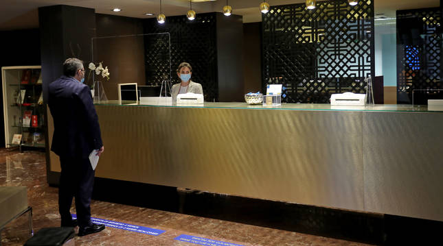 Imagen de la recepción del Hotel Tres Reyes, que reabrió sus puertas a los clientes esta misma semana.