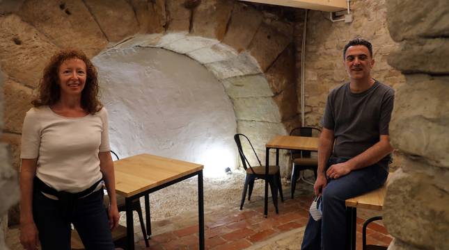 Gael Cecchetto y Luis González, con el arco romano. A la derecha está el pozo medieval y tras la cámara el pasadizo al pozo público.