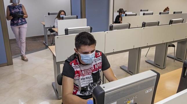 A por el carné con mascarilla y guantes