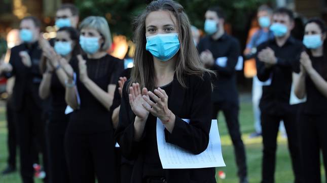 Fotos: El Orfeón Pamplonés homenajea a los sanitarios en el CHN