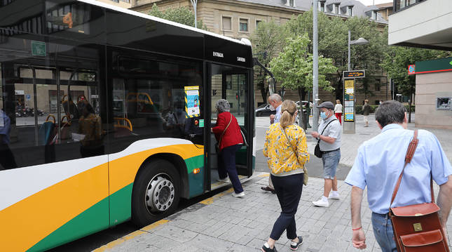 Foto de usuarios montan en la villavesa, en una imagen de esta misma semana en la plaza de Merindades.