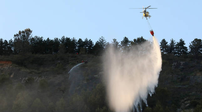 Foto de un helicóptero sobre el foco del incendio del monte San Cristóbal.