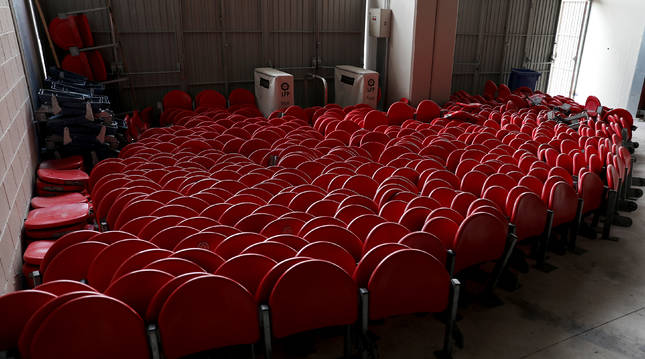 Foto de butacas de color rojo en el interior de El Sadar pendientes de ser recogidas por los clubes.