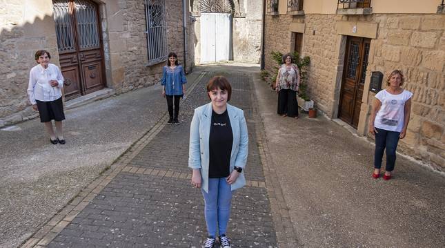 Foto de Desde la izquierda, Iluminada Chandía, 90 años; Pilar Casanova, su hija María Pilar Lacalle, de 19; la alcaldesa, Carmen Puerta, y Esther Díaz de Cerio, hija de Iluminada. .