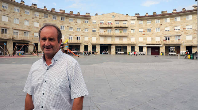 Manuel Romero Pardo posa en la plaza Mutiloa de Mutilva, en la que se asienta el ayuntamiento que preside desde hace 25 años.