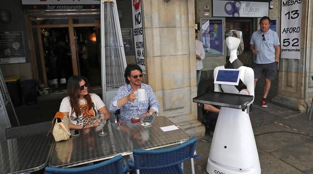 Fotos de un robot camarero en la Plaza del Castillo