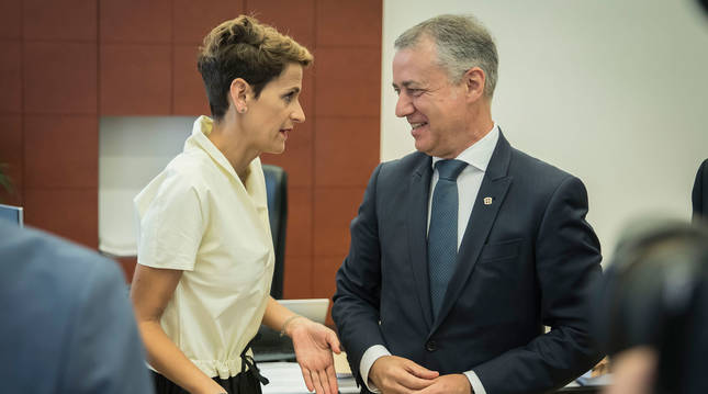 Chivite conversa con su homólogo en País Vasco, Iñigo Urkullu durante su toma de posesión, el pasado agosto.
