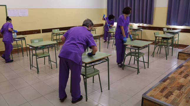 foto de El equipo de limpieza del Instituto Plaza de la Cruz de Pamplona se afana en la desinfección de los espacios que van a abrirse a los alumnos. En las aulas se han distanciado las mesas reduciendo el aforo a 15 estudiantes y cada pupitre se higienizará después de cada uso.