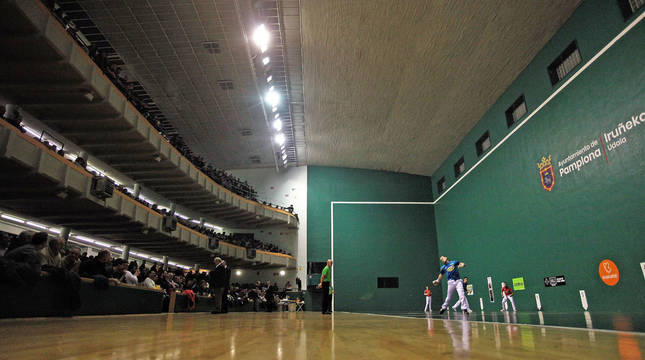 Aspecto del frontón Labrit en uno de los últimos partidos del campeonato de Parejas. La instalación puede reabrirse en una semana.