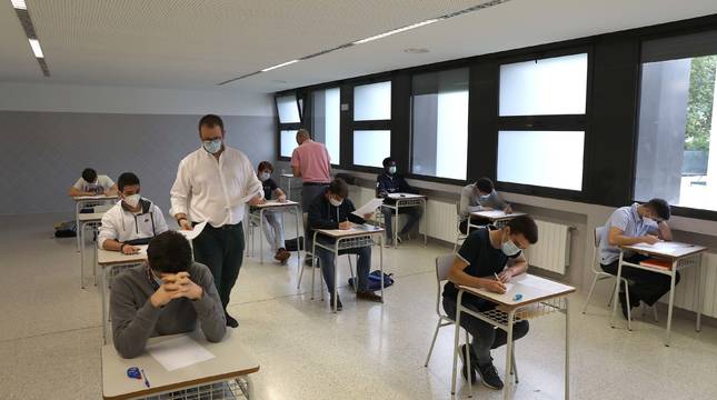 Alumnos de Miravalles-El Redín, este lunes en un ensayo de la EvAU. El colegio reabrió sus puertas.