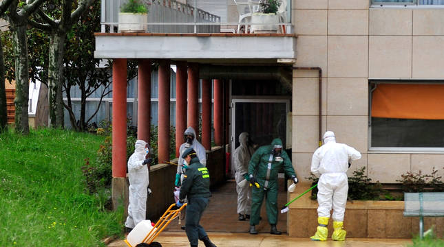 Miembros de la Guardia Civil saneando una residencia de Tafalla, en una imagen de archivo.