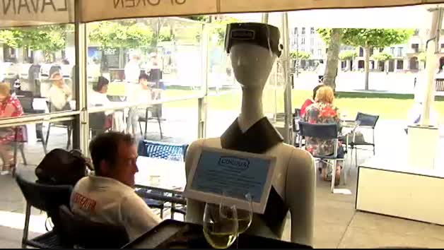 Vídeo: Un bar de Pamplona “contrata” a un robot para servir a los clientes