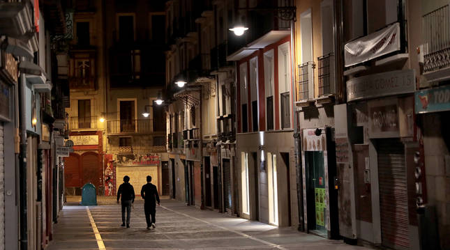 La calle Estafeta vacía, el sábado 14 de marzo por la noche, día en el que el Consejo de Ministros aprobó el estado de alarma.