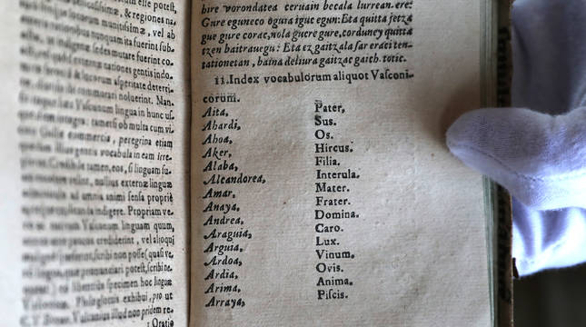 Varias de las palabras traducidas del latín al euskera en la publicación de 1610. Encima, el Padre Nuestro en euskera de Leizarraga.