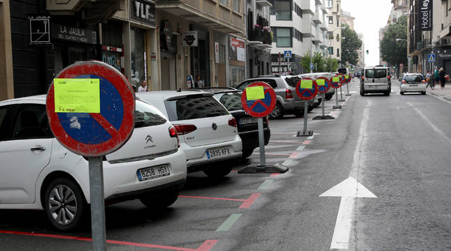 La calle Amaya, señalizada para su próxima semipeatonalización, en el tramo entre Arrieta y Leyre.