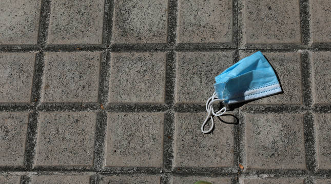 Una mascarilla en el suelo de una calle de Pamplona, acción que podría sancionarse.