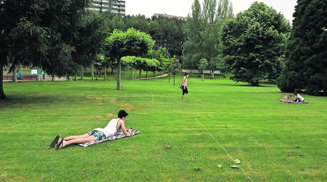 Lagunak de Barañáin ha parcelado el césped con spray en cuadrados de 5x5 metros. Varias personas hicieron uso el martes.
