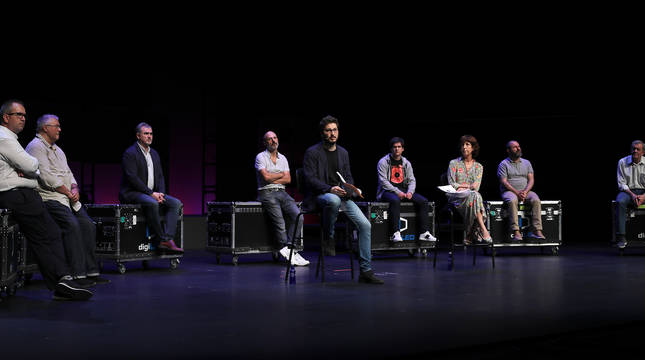EN BALUARTE. De izq. a dcha: Jesús Soria, de la Federación de Bandas de Música de Navarra; Patxi Rodríguez, de la Asociación de Txistularis; Íñigo Laborería, gerente de AGAO; Javier Muruzabal (Festival SantasPascuas); Nacho Gómara, del Festival Estaciones Sonoras; David Aztarain, de Fundación Flamenco On Fire y Txema Lacunza, gerente de Ópera de Cámara de Navarra. En el centro, Íñigo Osés, gerente de la Coral de Cámara de Navarra y Arantxa Garatea, directora-gerente de Fundación Atena.