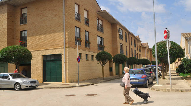 Una vecina pasa junto a la vivienda en la que el martes falleció Genaro Ruiz Orradre.