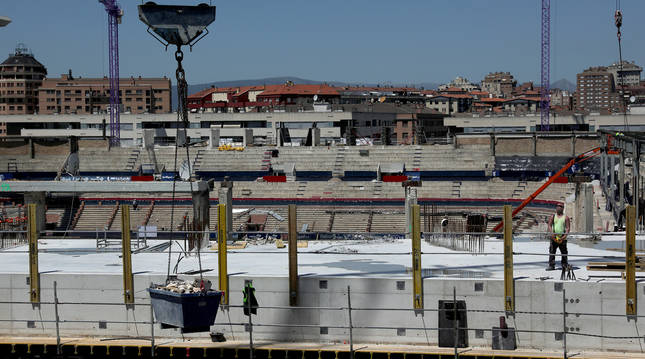 Las obras de El Sadar, desde el fondo sur del estadio. En la imagen se aprecia la parte alta del zócalo con Gol al fondo y Lateral a la derecha.