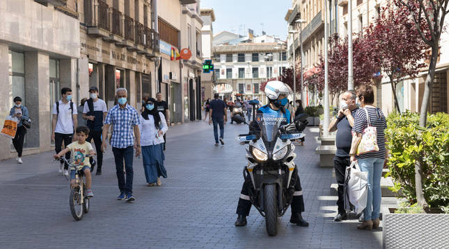 Foto de un agente de la Policía Municipal atiende a dos vecinos en la calle Gaztambide-Carrera de Tudela.
