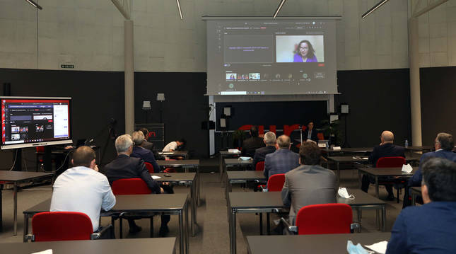 Foto de asistentes al encuentro anual de AIN en formato webinar. Al fondo, Ana Ursúa, directora general.