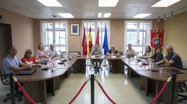 Foto del primer pleno ordinario celebrado en julio de 2019 en Beriáin. El alcalde, Óscar Ayesa, en el centro. A su izquierda, sus compañeros de AVB, Karmele Unanua y José Bustamante.