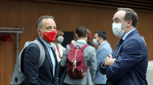 Los regionalistas Juan Luis Sánchez de Muniáin y Javier Esparza, ayer en el atrio del Parlamento.