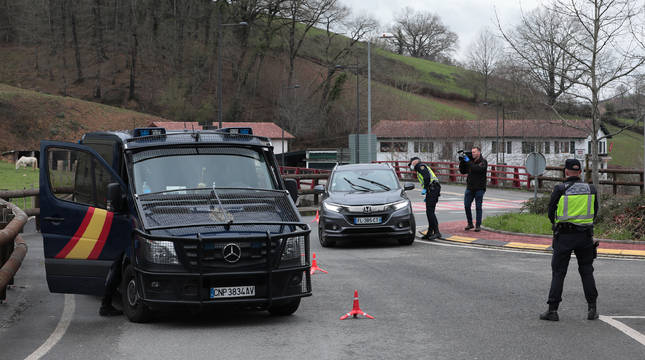 Control en Dantxarinea tras el cierre de fronteras con Francia por la crisis del covid-19. Pasar la muga podría ser un problema para los alumnos.