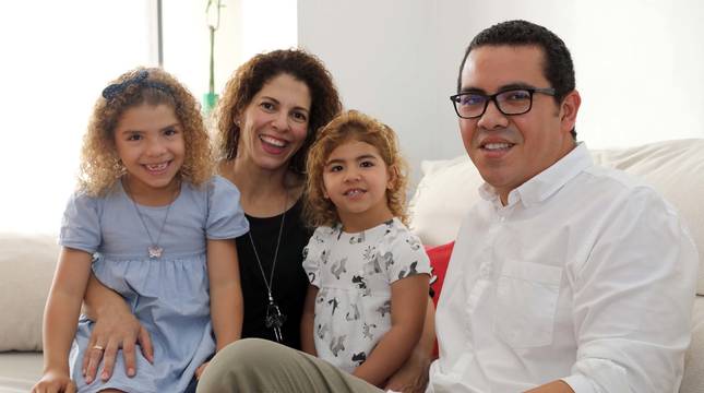 Ricardo Madureira con su mujer, Michelle Decampos, y sus dos hijas, Afrika y Olivia, de 6 y 3 años, en su casa de Mutilva.
