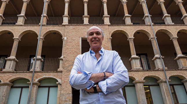 Foto de Manuel Martín en el patio del Palacio de Ezpeleta, en la calle Mayor de Pamplona y sede del Consejo Escolar de Navarra.