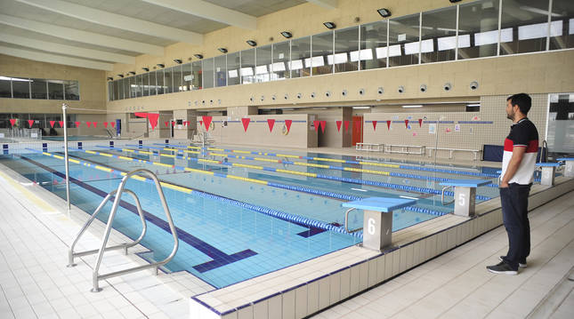 Foto de David Ros, gerente de la ciudad deportiva de Tafalla, en la piscina cubierta de la instalación.