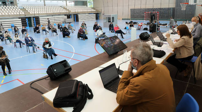 En primer término, la mesa presidencial. Al fondo, los asambleístas que acudieron a Mutilva y a la derecha, los técnicos de la Mancomunidad.