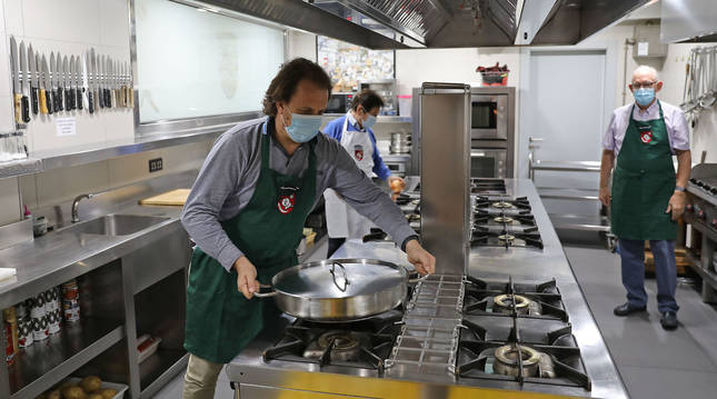 Foto de Francisco José de Potestad (presidente), Jesús Hurtado (vicepresidente) y Carlos Segura (vocal), en la cocina del Txoko Pelotazale.