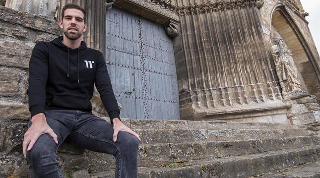 Foto del futbolista estellés Álex Maestresalas, en la iglesia del Santo Sepulcro de la ciudad del Ega.