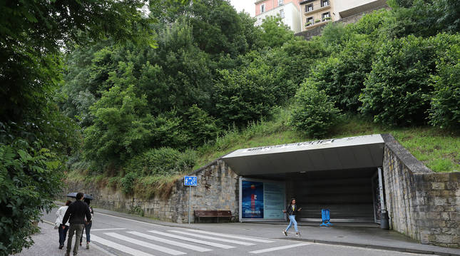 Vista del acceso del ascensor de Descalzos, desde el inicio de la cuesta de Santo Domingo, en Pamplona.