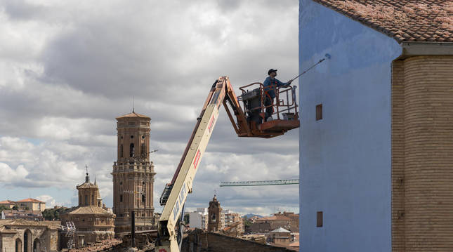 Foto de Jeff McCreight 'Ru8icon' preparando la fachada del número 9 del paseo del Castillo de Tudela, que servirá de lienzo para su obra en el marco de la VII Muestra Internacional de Muralismo Contemporáneo Avant Garde.