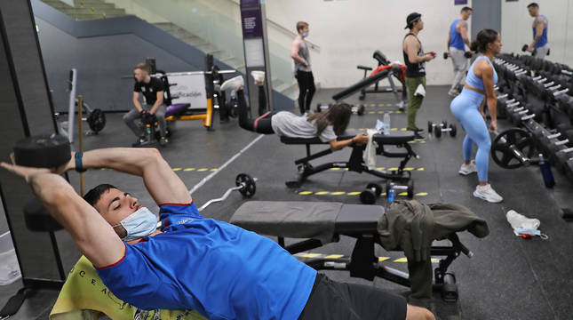 Zona de musculación del gimnasio Altafit de la estación de autobuses de Pamplona. En el suelo, las marcas que delimitan distancias.
