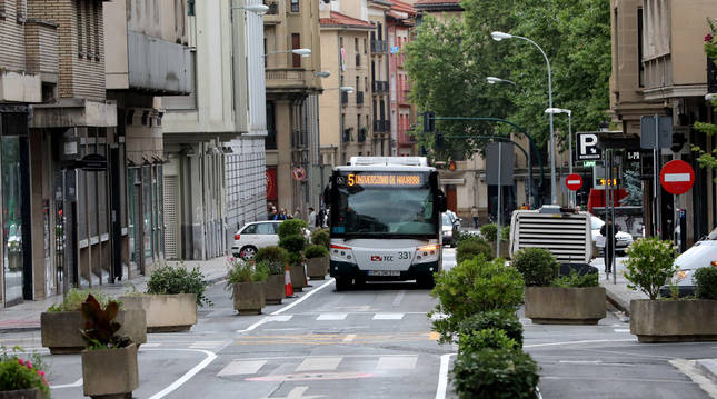 Foto de un tramo de la calle Amaya con un único carril de circulación para taxis y transporte urbano.