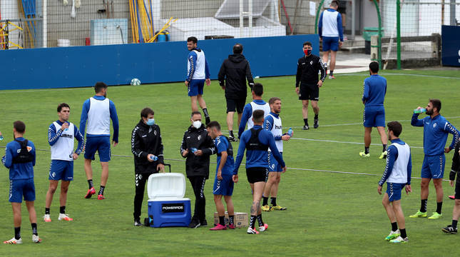 La primera plantilla de Osasuna, este martes por la mañana, al finalizar la sesión de entrenamiento en Tajonar.