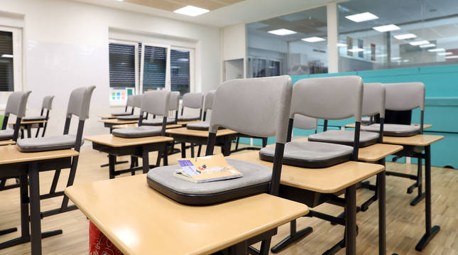 Mesas y sillas vacías en una de las aulas del Colegio San Ignacio de Pamplona durante los meses de confinamiento por el coronavirus.