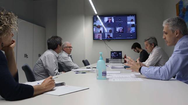 A la izquierda, Begoña Echeverría, Primi Sánchez y Miguel Pozueta. A la derecha, Juanto Apezetxea, Ramón Santesteban y Mikel Navarro, este miércoles en el Navarra Arena.