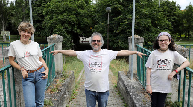 La pamplonesa Garazi Valluerca Albéniz y el madrileño afincado en Navarra, Nicolás Alba Rico, con su hija Irene, y camisetas diseñadas.