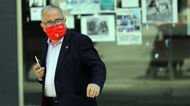 Luis Sabalza, con la mascarilla de Osasuna, fotografiado en Pamplona en días pasados.