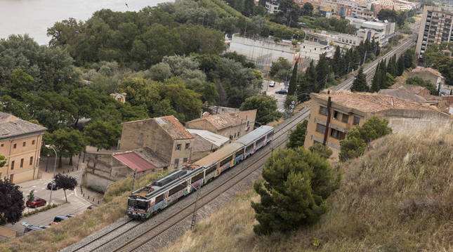 Foto de un tren de cercanías circulando por Tudela.