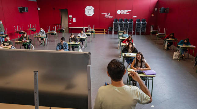 foto de El IES Tierra Estella, ayer en una de las clases para los alumnos de 2º de Bachillerato que se preparan estos días para la selectividad.
