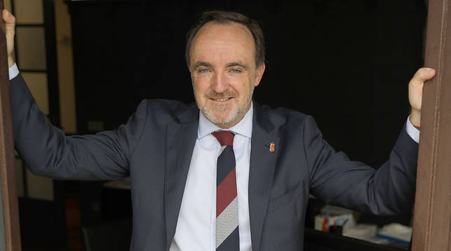 foto de Javier Esparza abre las ventanas del balcón de su despacho en la sede de UPN en Príncipe de Viana.