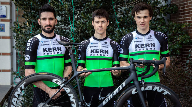 foto de Los navarros Enrique Sanz, Sergio Araiz y Urko Berrade, están concentrados con el Kern Pharma.